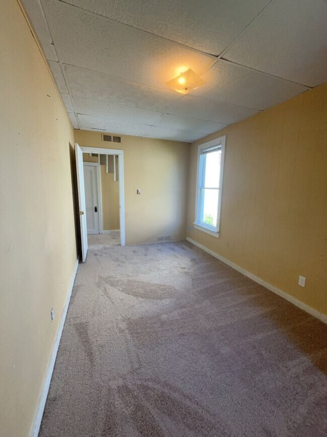 Building Photo - 4 Bedroom Home for Rent in the York Neighborhood!