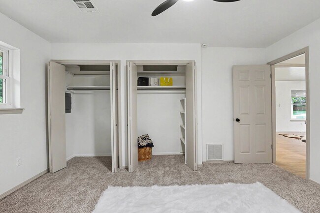 Building Photo - Adorable in Central Edmond