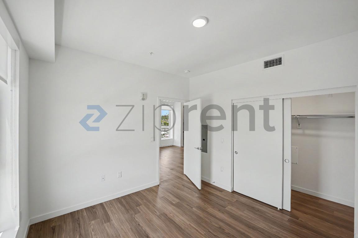 Building Photo - Unit 403