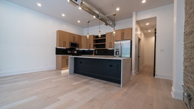 Building Photo - Stunning 3-Bedroom, 2-Bath Gem with In-Unit Washer/Dryer! Discover Uptown Living.