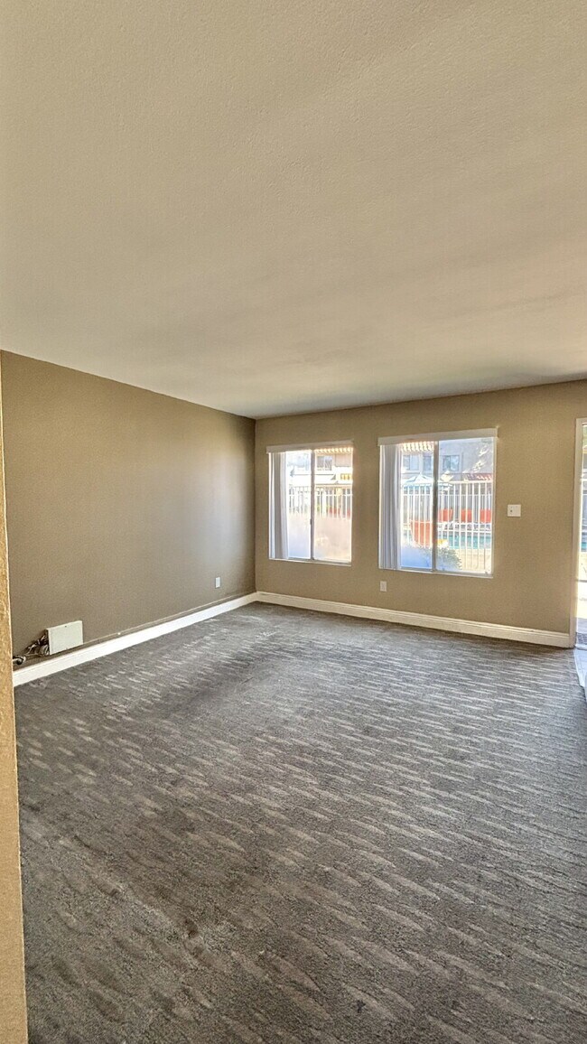 Building Photo - 2 Bedrooms Townhome Availble For Rent in I...