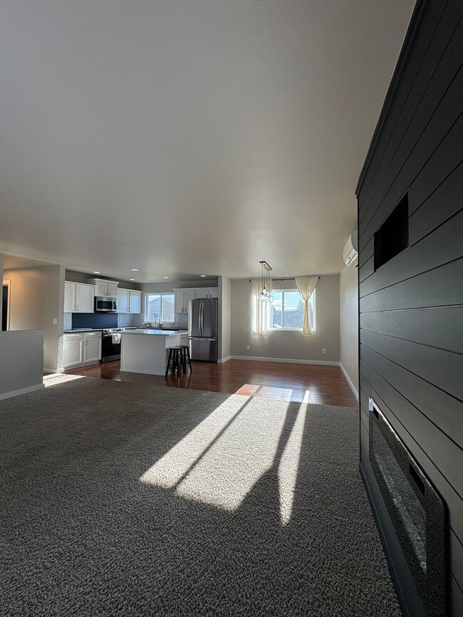 Building Photo - Newly Renovated & Ready to Impress!