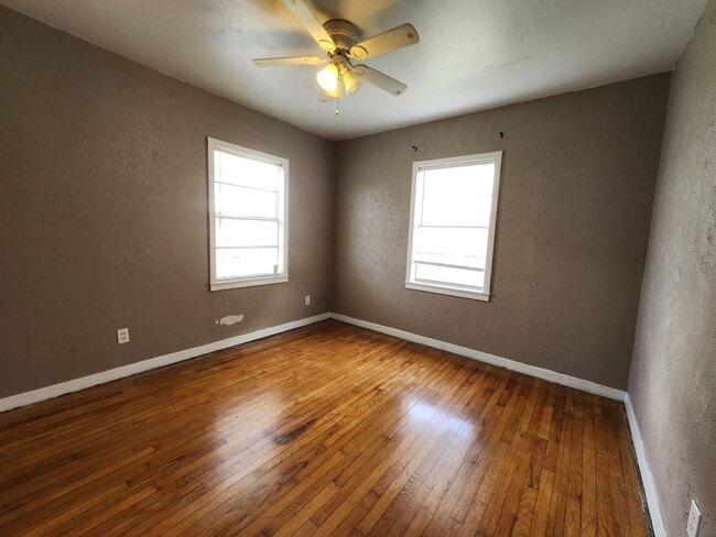 Building Photo - 105 9th Ave