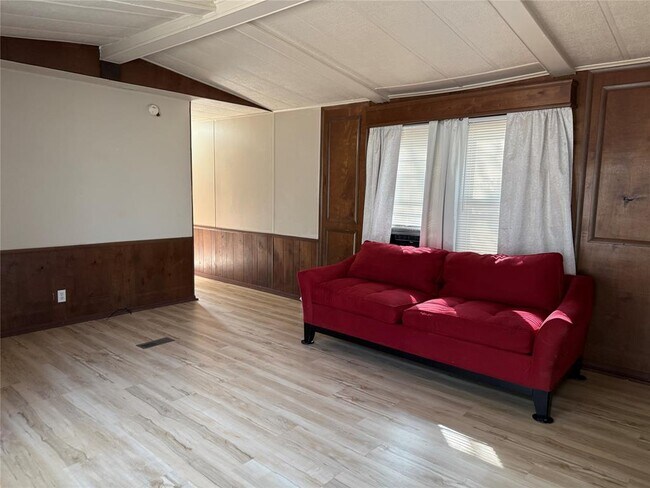 Building Photo - 374 Plum St