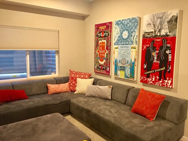 Building Photo - Lovely and Light Open Concept Louisville H...