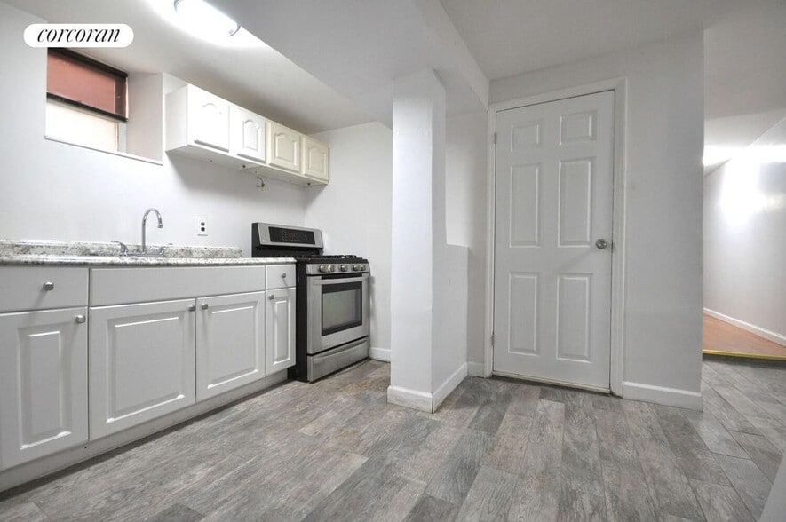 Primary Photo - 240 E 92nd St