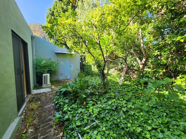 Building Photo - 3700 Vantage Ave