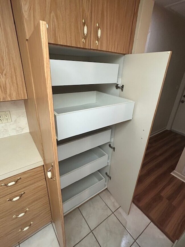 Building Photo - Spacious 3/2/2 in a quiet neighborhood available now!!