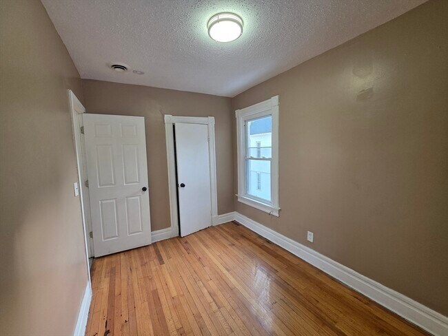 Building Photo - 184 King St