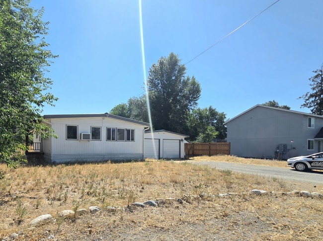 Building Photo - 1529 NW Avon Ct