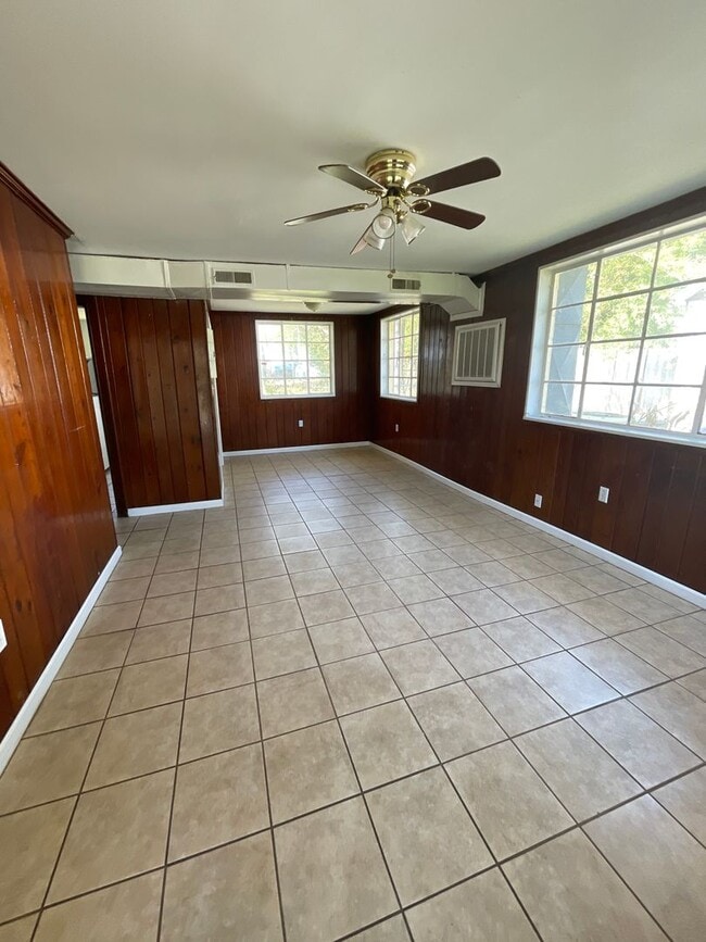 Building Photo - 3 bedroom 1 bathroom home for rent!