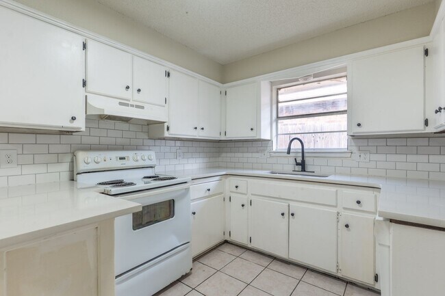 Building Photo - 4 Bedroom Rent to Own Home Available!