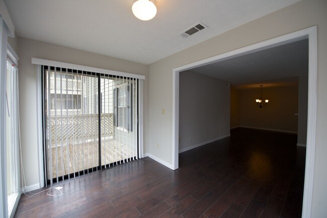 Building Photo - Renovated 2/1 Condo in Sandy Springs w/ Po...