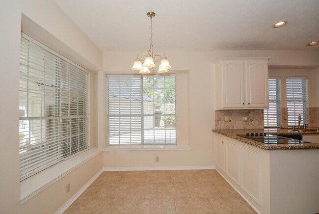 Building Photo - 910 Chinni Ct