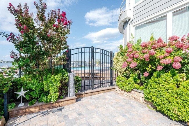 Building Photo - 94 Heron St