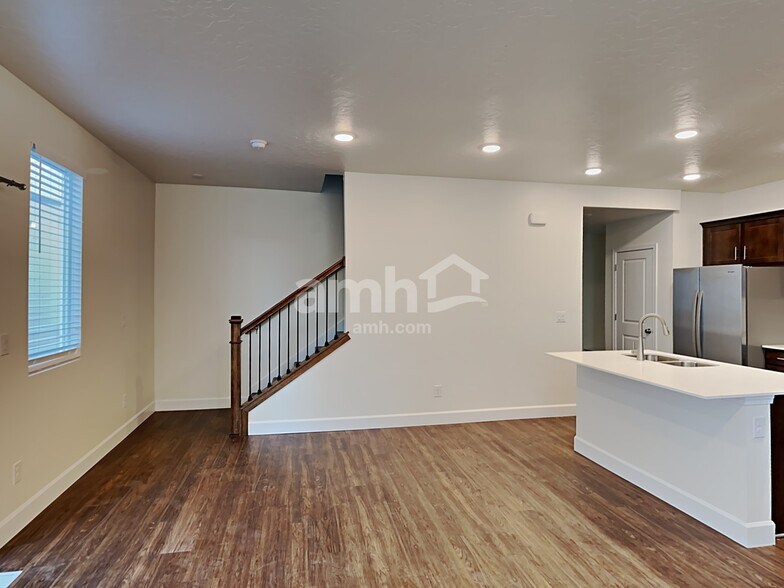 Building Photo - 6818 N Silver Gate Dr