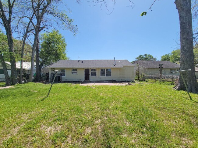 Building Photo - Welcome to this inviting single-family residence in the desirable South Park/Sunnyside area of Ho...