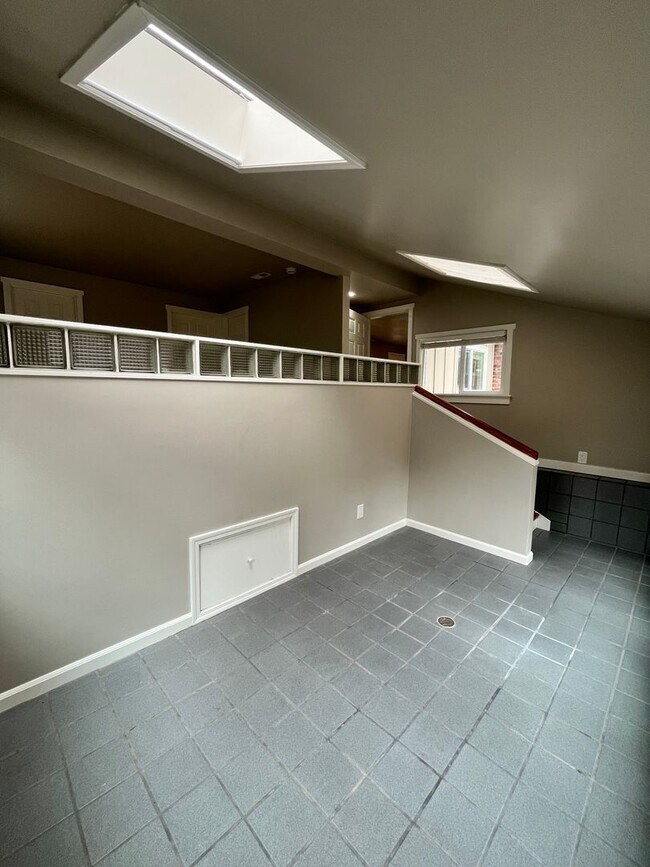 Building Photo - 1410 SE River Forest Rd