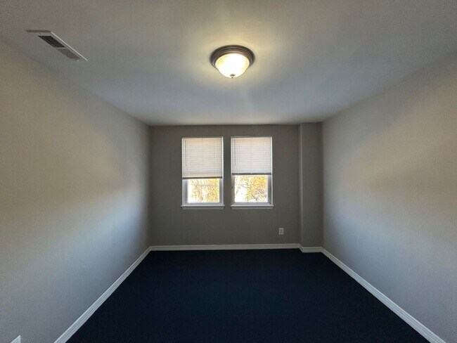 Building Photo - Baltimore - 4 bedrooms and 3 Bathrooms Available!