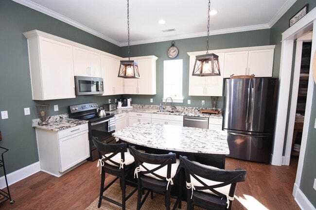 Building Photo - 846 Rosa Cir