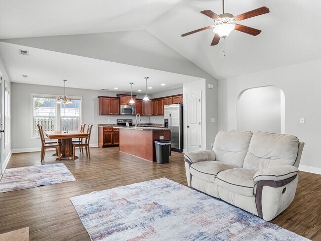 Building Photo - Beautiful Home Close to MCAS New River Air Station