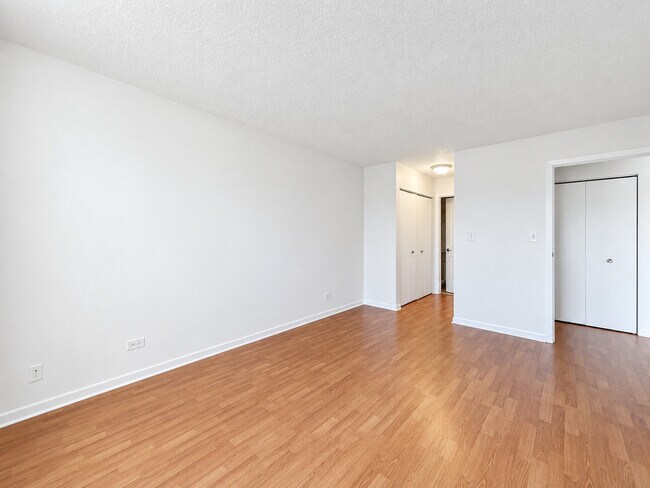 Building Photo - 601 W Huntington Commons Rd