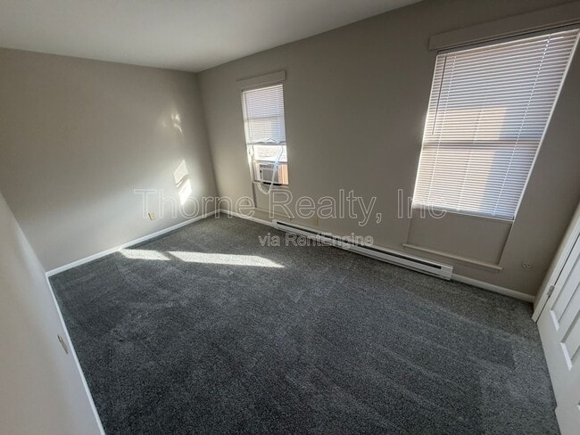 Building Photo - 402 E Northern Blvd