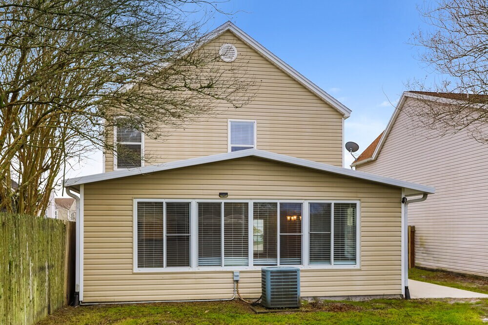 Building Photo - 653 Staffordshire Dr E