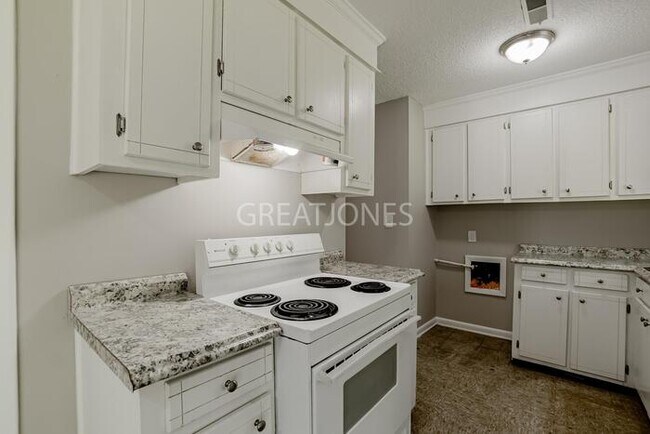 Building Photo - 968 Crestline Dr