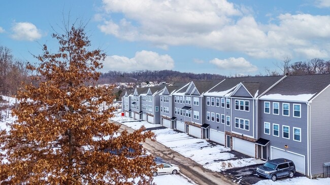 Building Photo - Beautiful End Unit 3 Bedroom Townhouse - Franklin Regional School District - Available May 15th!