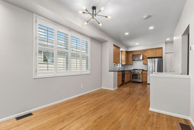 Building Photo - Charming AIR CONDITIONED Alki Townhome