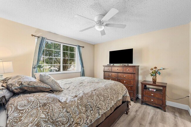 Building Photo - 1000 Crestwood Ct S