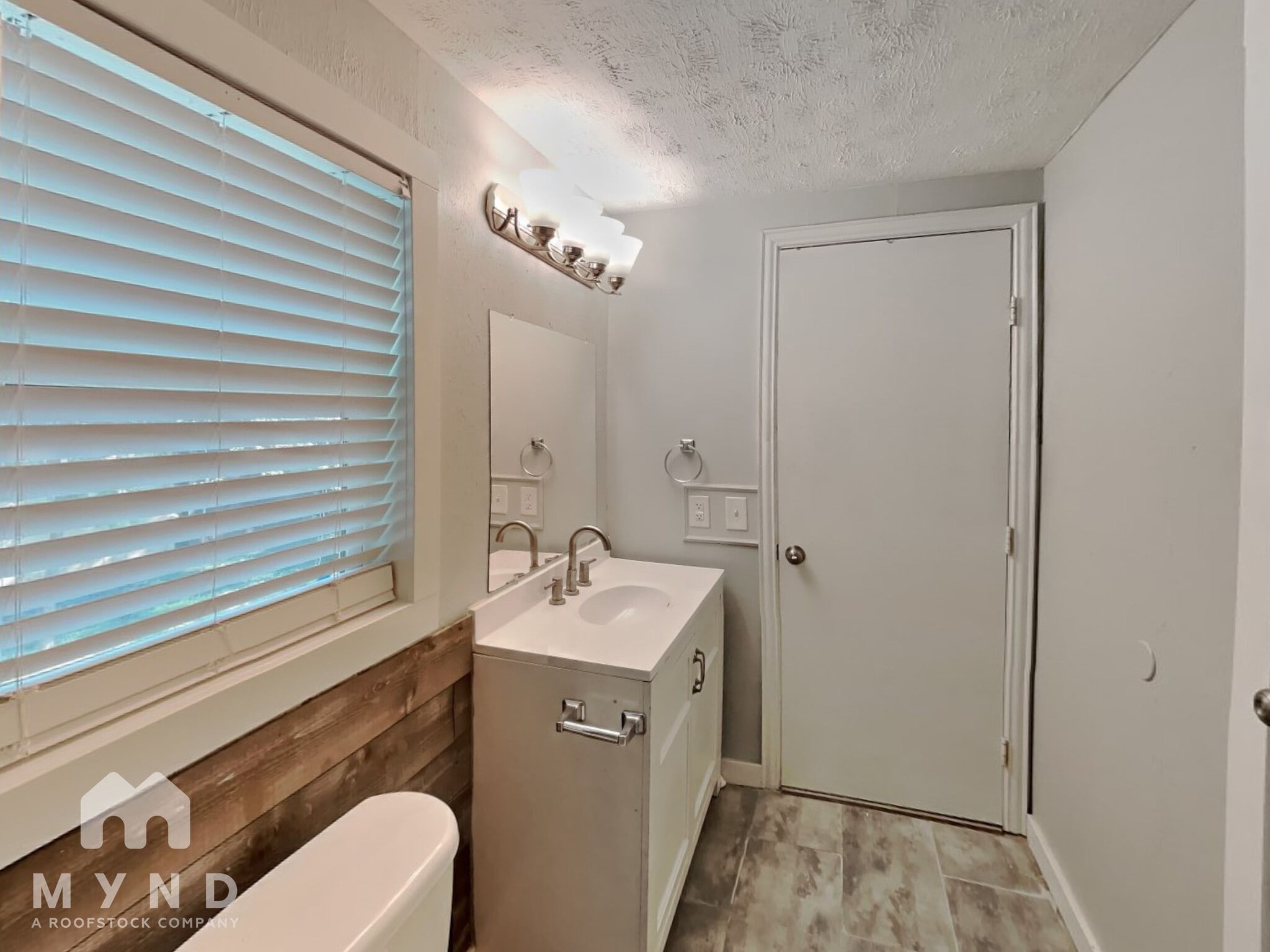 Building Photo - 12 The Briars