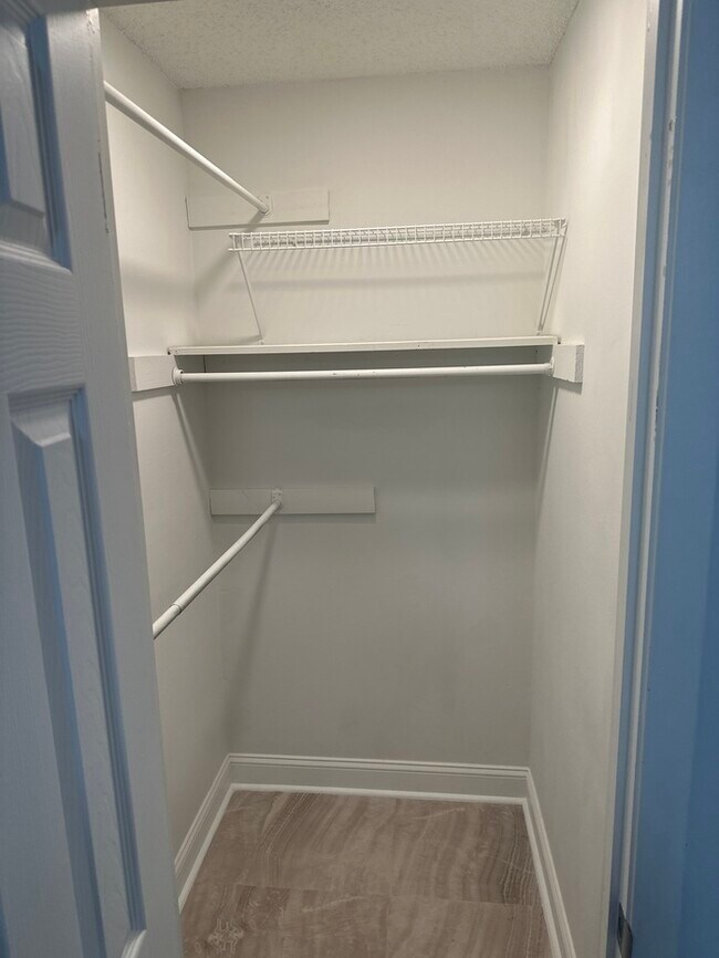 Building Photo - Beautifully Remodeled 4Bed/2.5Bath Townhome