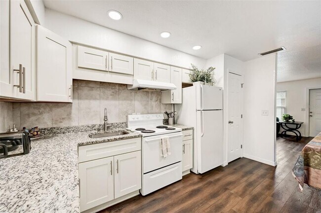 Building Photo - 618 S Osprey Ave