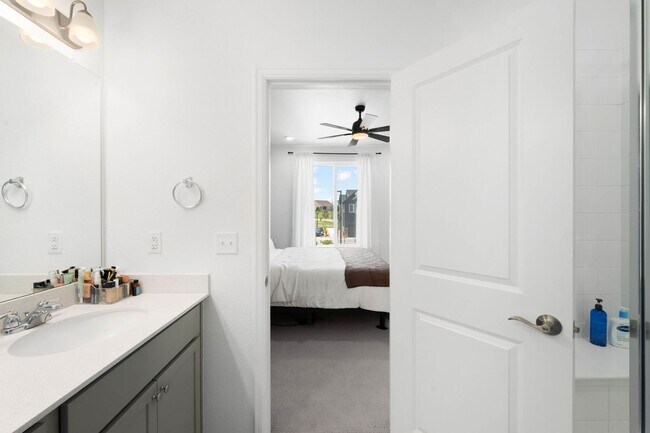 Building Photo - Modern 3BD, 2.5BA Castle Pines Townhome wi...