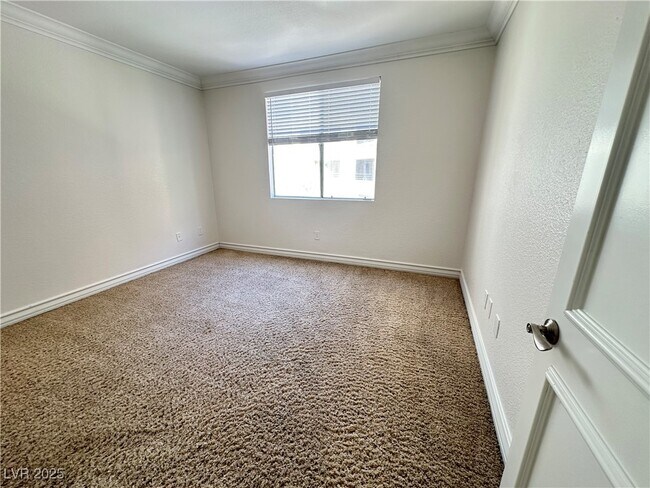 Building Photo - 270 E Flamingo Rd