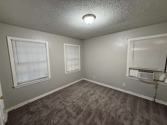 Building Photo - 1018 E Waco Ave