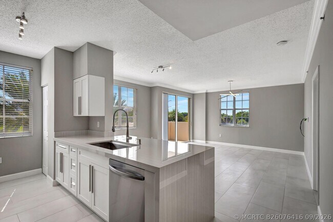Building Photo - 616 Clearwater Park Rd