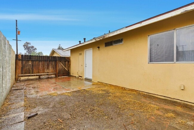 Building Photo - 616 S Irwin St