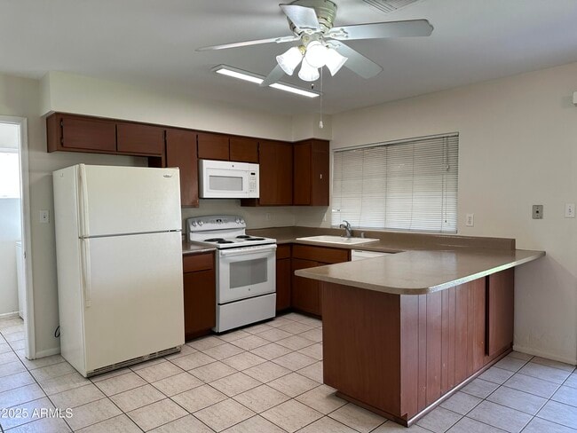 Building Photo - 2514 S Cottonwood Dr