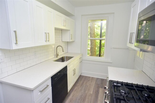 Building Photo - 509 Claire Dr NE