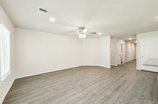 Building Photo - 2 N Circlewood Glen