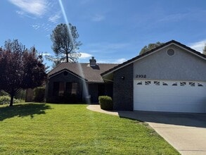Building Photo - 3 Bedroom Corner Lot In Oak Mesa Estates