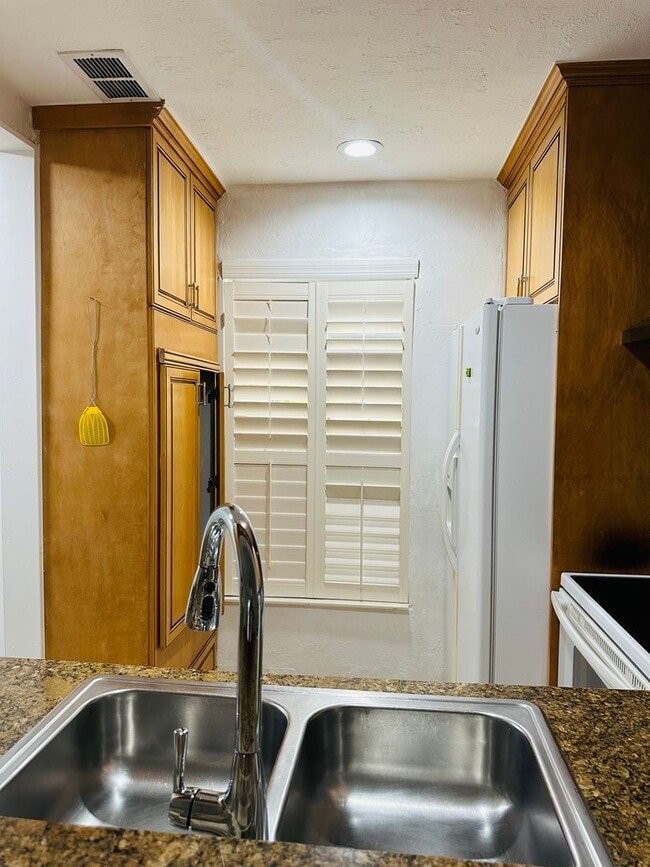 Building Photo - SW area Condo with a pool