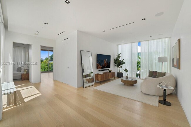 Building Photo - 1031 W 48th St