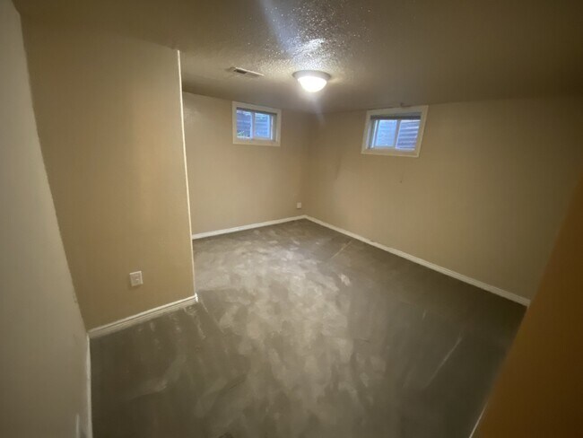 Building Photo - Cozy apartment in Potter Highlands!  Available Now!