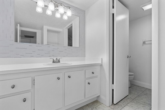 Building Photo - 226 Alemeda Dr