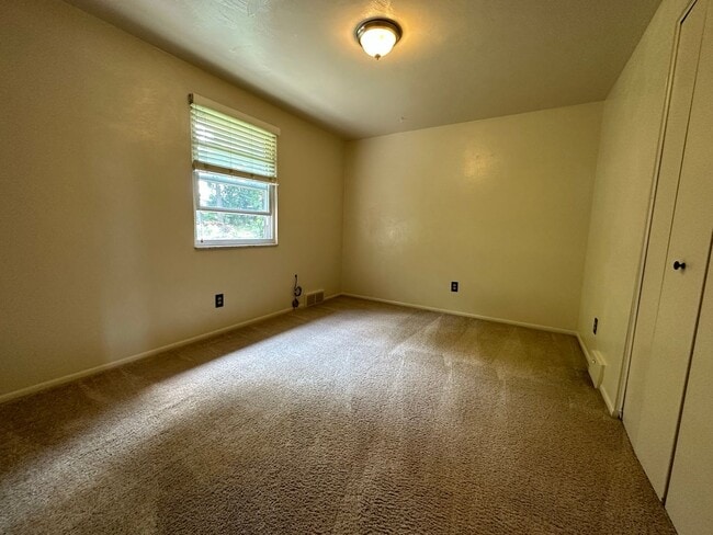 Building Photo - Beautiful Two Bedroom Townhouse in Plum! Equipped Kitchen, Patio & More! Call Today!