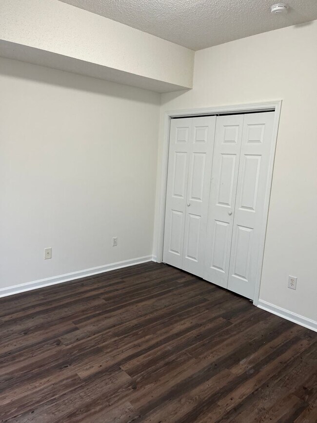 Building Photo - Spacious condo in excellent location